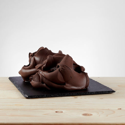 Glace chocolat noir posée, texture intense et couleur foncée.