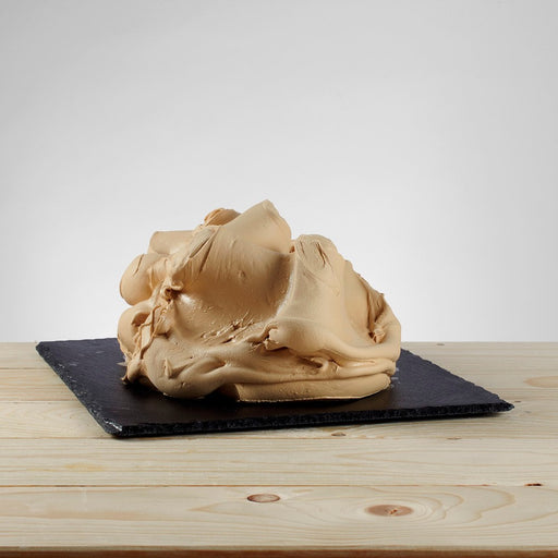 Glace au café expresso posée, texture crémeuse et couleur café.