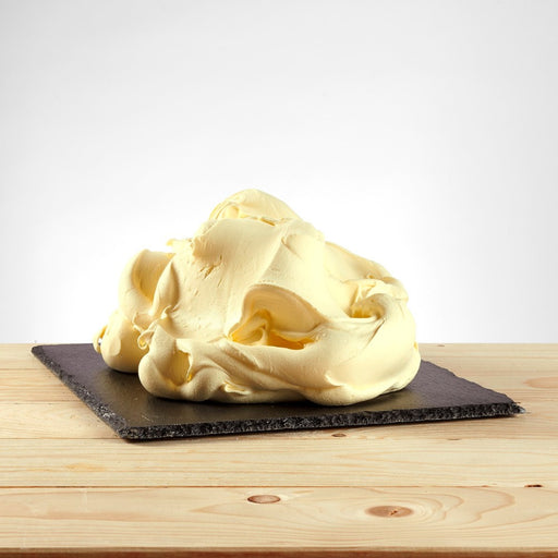 Glace jaune saveur crème aux œufs posée, texture onctueuse.