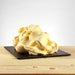 Glace saveur banane posée, texture onctueuse et jaune clair.