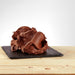 Glace au chocolat noir SDL posée, texture crémeuse et sombre.