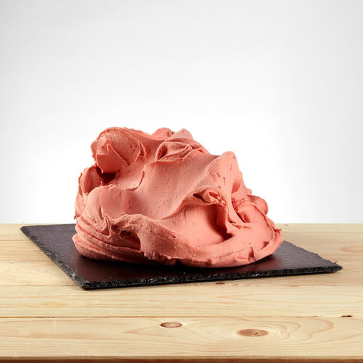 Glace saveur fraise posée, texture fruitée avec morceaux de fraise visibles.