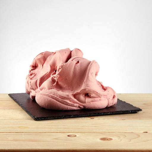 Glace saveur framboise posée, texture fruitée avec morceaux visibles.
