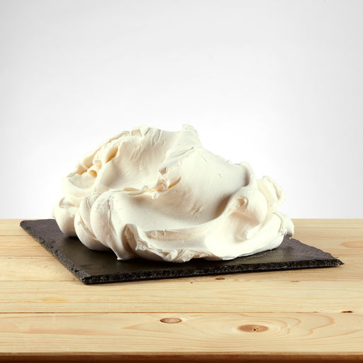 Glace à l’italienne saveur fromage fermier posée, texture lisse et couleur crème.