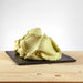Glace au thé vert matcha posée, texture onctueuse et couleur naturelle.