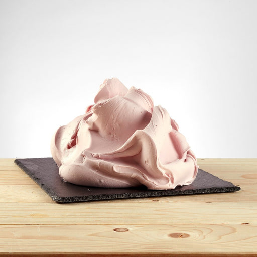 Glace yaourt et baies posée, texture onctueuse avec morceaux de fruits visibles.