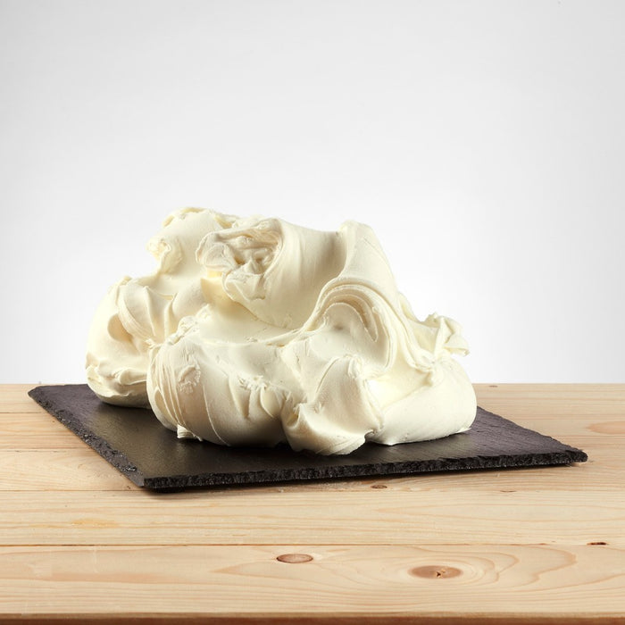 Glace saveur yaourt grec posée, texture compacte et brillante.

