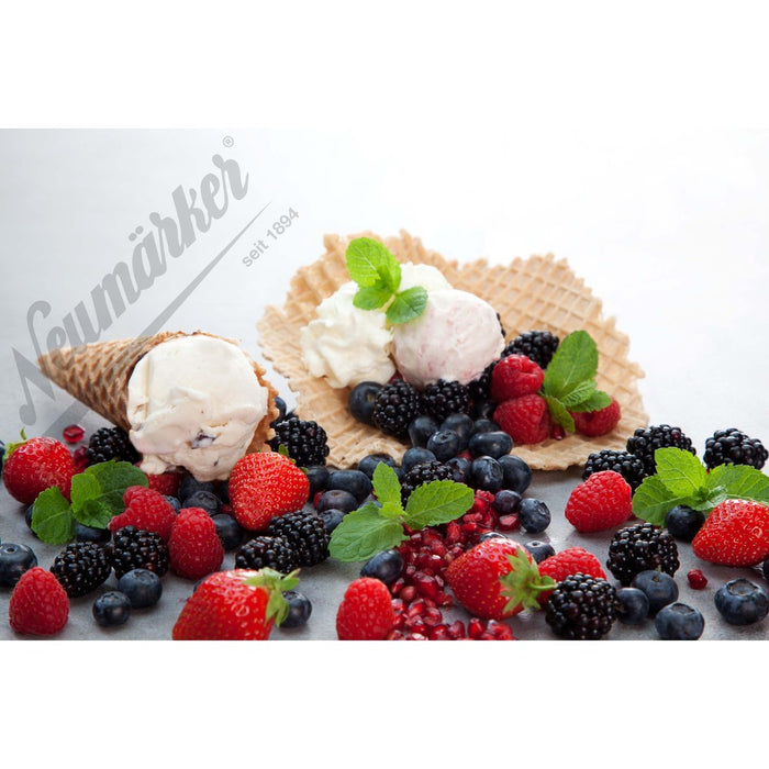 Cône à glace et coupe gaufrette entourés de fruits