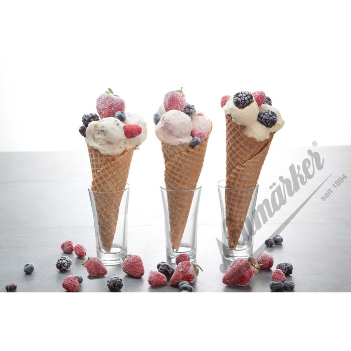 Glaces en cornet avec toppings fruits rouges