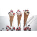 Glaces en cornet avec toppings fruits rouges