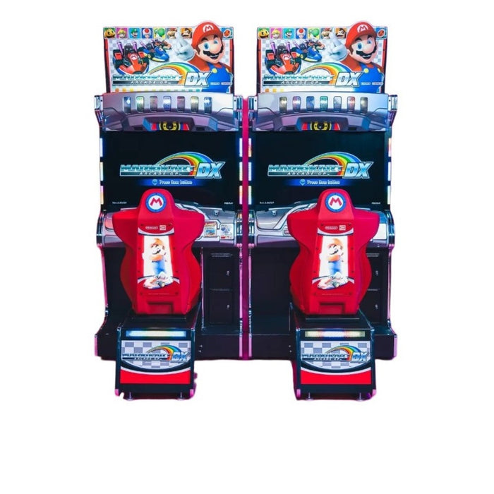 Vue de dos du jeu d'arcade Mario Kart GP DX 2 joueurs fabriqué par Bandai Namco.