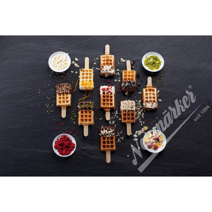 Mini gaufres garnies et présentées sur bâtonnet avec chocolat et toppings sucrés