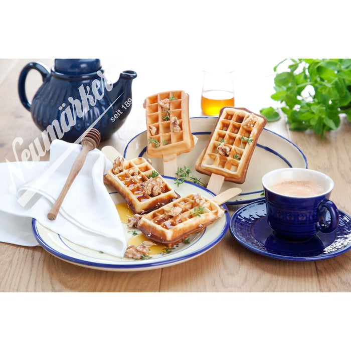 Mini gaufres garnies et présentées sur bâtonnet avec toppings sucrés