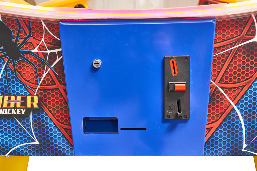 Monnayeur du jeu d'arcade Air Hockey Spider de la marque Kalkomat. 