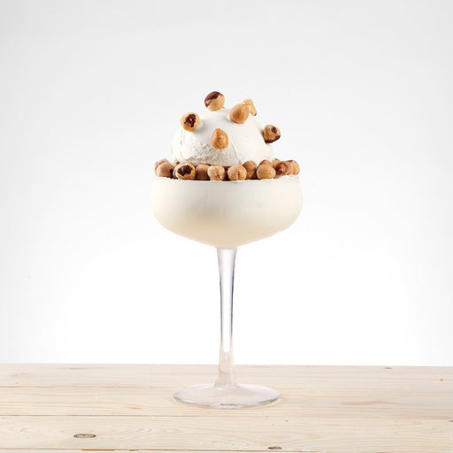 Glace à l’italienne décorée de noisettes entières grillées.