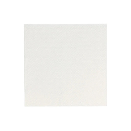 Serviette en papier blanche de 20 x 20 cm, pliée, posée sous un verre à cocktail sur une table élégamment dressée.