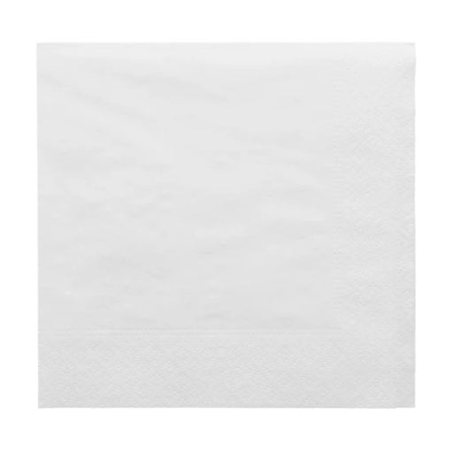 Serviette en papier blanche de 39 x 39 cm, pliée élégamment, disposée sur une table de restaurant bien dressée.