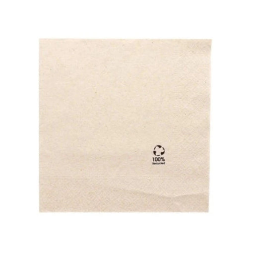 Serviette en papier kraft de 30 x 30 cm, pliée, posée à côté d'un plateau-repas dans un restaurant rapide.