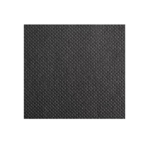 Serviette en papier noire de 20 x 20 cm, pliée, posée sous un verre à cocktail sur une table élégamment dressée.