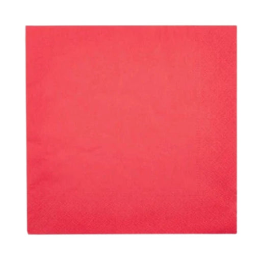 Serviette en papier rouge de 39 x 39 cm, pliée élégamment, disposée sur une table de restaurant bien dressée.