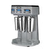 Vue de coté du shaker Waring 3 broches – gobelets inox, commandes digitales, base acier
